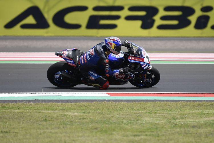 Pebalap Pata Yamaha With Brixx WorldSBK Toprak Razgatlioglu memacu kecepatan pada latihan bebas pertama (FP1) World Superbike 2022 di Pertamina Mandalika International Street Circuit, KEK Mandalika, Desa Kuta, Kecamatan Pujut, Praya, Lombok Tengah, NTB, Jumat (11/11/2022). Pebalap Pata Yamaha With Brixx WorldSBK Toprak Razgatlioglu mencatatkan waktu tercepat 1 menit 36,938 detik pada FP1, sementara Alvaro Bautista berada di urutan ketiga. ANTARA FOTO/Puspa Perwitasari/nz