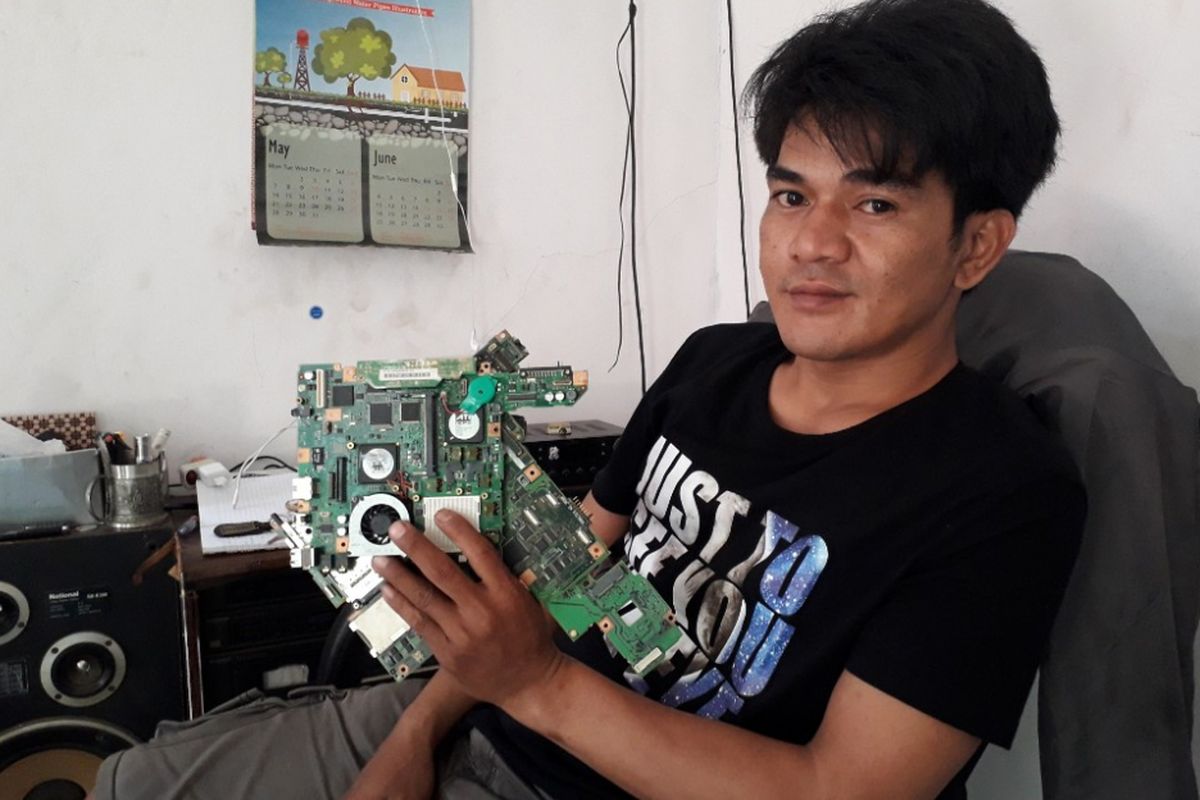 Shandra Setiawan memamerkan lempengan prosesor komputer yang dapat diolah menjadi emasi di tempat tinggalnya di Citayam, Depok, Jawa Barat, Rabu (30/5/2018).