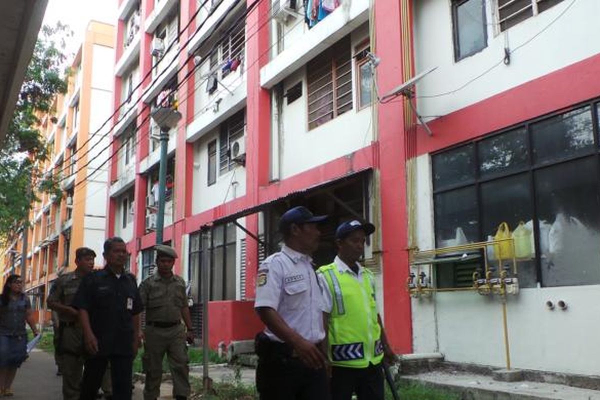 Pihak pengelola rusun di Jakarta Timur menertibkan para penghuni rusun Tipar Cakung, Jakarta Timur, Rabu (11/6/2014). Mereka menunggak uang sewa rusun hingga berbulan-bulan.