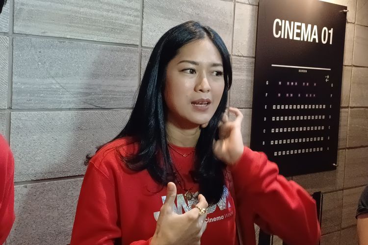 Aktris sekaligus sutradara Prisia Nasution saat menceritakan film panjang garapannya yang berjudul Melukis Luka di sela-sela konferensi pers Jakarta World Cinema Week (JWCW) 2023 di CGV FX Sudirman, Jakarta Pusat, Kamis (19/10/2023).