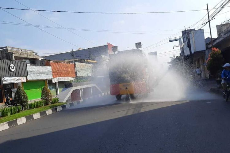Jalan HZ Mustofa Kota Tasikmalaya disemprot disinfektan oleh mobil water canon Polresta Tasikmalaya selama PPKM Darurat, Senin (5/7/2021).