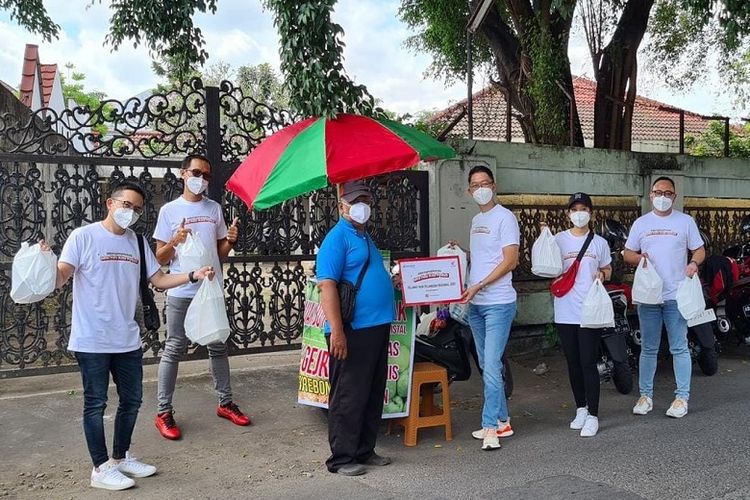 Manajemen Main Dealer Astra Motor Yogyakarta memborong dagangan UMKM untuk dibagikan kepada pihak yang membutuhkan pada Hari Pelanggan Nasional di wilayah Yogyakarta. 