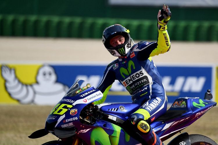 Valentino Rossi melambaikan tangan setelah finis di posisi kedua pada MotoGP San Marino, 11 September 2016. Pebalap berusia 42 tahun tersebut memutuskan pensiun pada akhir musim MotoGP 2021.