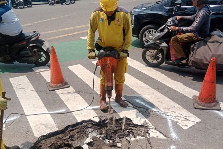 Cara Mencegah Jalan Ambles di Jakarta Berulang, Tak Cukup Hanya Menambal Ulang