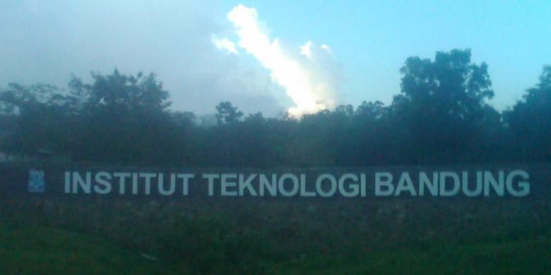 Tampak halaman depan kampus Institut Teknologi Bandung (ITB) di Jatinangor, Sumedang, Jawa Barat. Kampus seluas 46 ha ini dibangun menghabiskan dana sekitar Rp 350 miliar.
