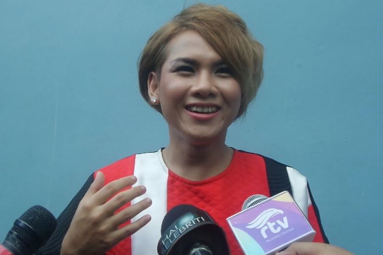 Evelyn Nada Anjani usai menjadi bintang tamu dalam acara bincang-bincang di studio TransTV, Jakarta Selatan, Rabu (17/5/2017).