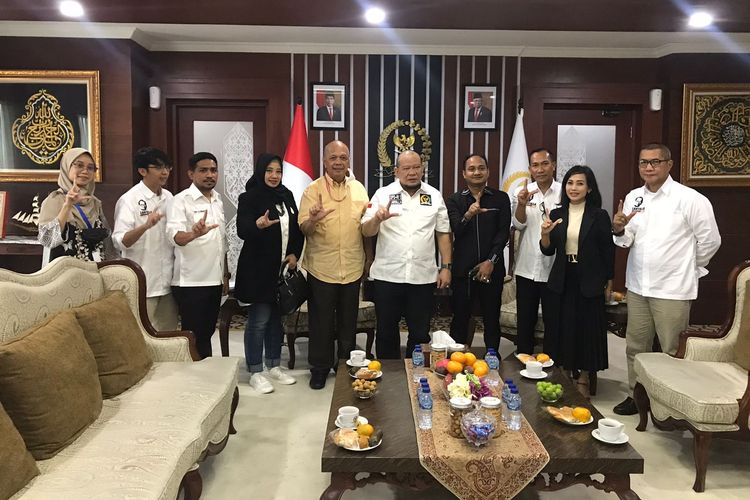 Audy Tambunan dan tim saat menerima penunjukan langsung dari Ketua PB Muaythai LaNyalla Mattalitti di kantornya, Selasa (30/8/2022).