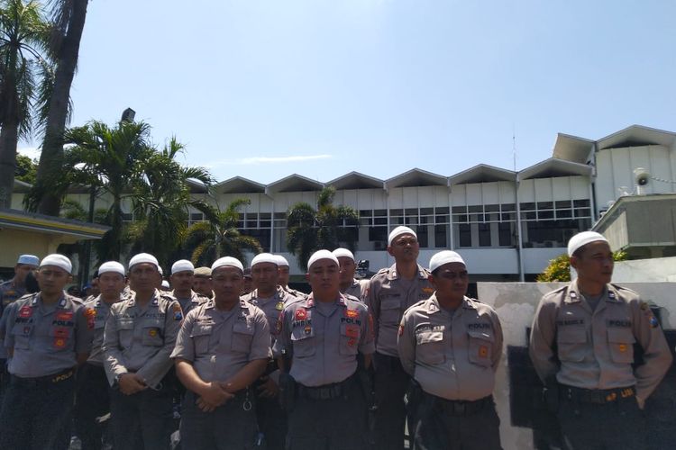 Para Polisi Jember memakai peci putih dalam menghadapi demo tolak radikalisme