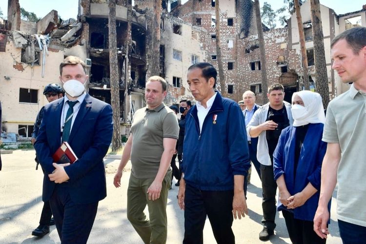 Presiden Joko Widodo dan Ibu Iriana Joko Widodo saat meninjau kompleks Apartemen Lipky di Kota Irpin, Ukraina, Rabu (29/6/2022)..