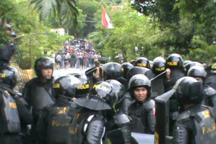 Aparat keamanan dihadang oleh ratusan warga saat eksekusi lahan seluas 2,75 hektar di Kabupaten Jeneponto, Sulawesi Selatan, Kamis (8/3/2018).