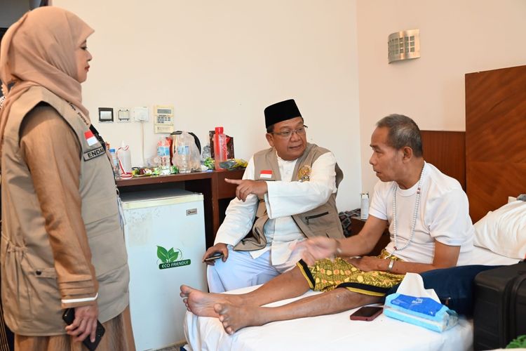 Wakil Ketua Komisi VIII Dewan Perwakilan Rakyat (DPR) Republik Indonesia (RI) Abdul Wachid saat mengunjungi pemondokan jemaah haji Indonesia bersama Tim Pengawas (Timwas) Haji DPR RI, Rabu (12/6/2024).