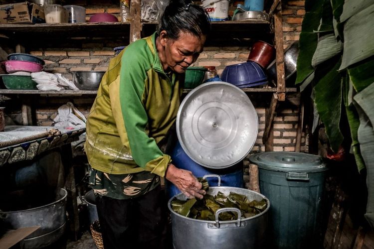 Senteria Br Siahaan, yang biasa dipanggil Opung Senteria, pemilik toko Ombus-Ombus No. 2. Setiap hari dirinya bisa menjual ratusan buah ombus-ombus, Siborongborong, Sumatra Utara, Sabtu (15/10/2022).