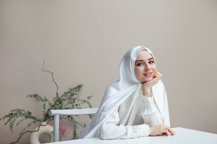 Ilustrasi perempuan dengan hijab dan makeup, freepik.com