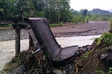 Diterjang Banjir Kiriman, Jembatan Sungai Loning Ungaran Ambrol