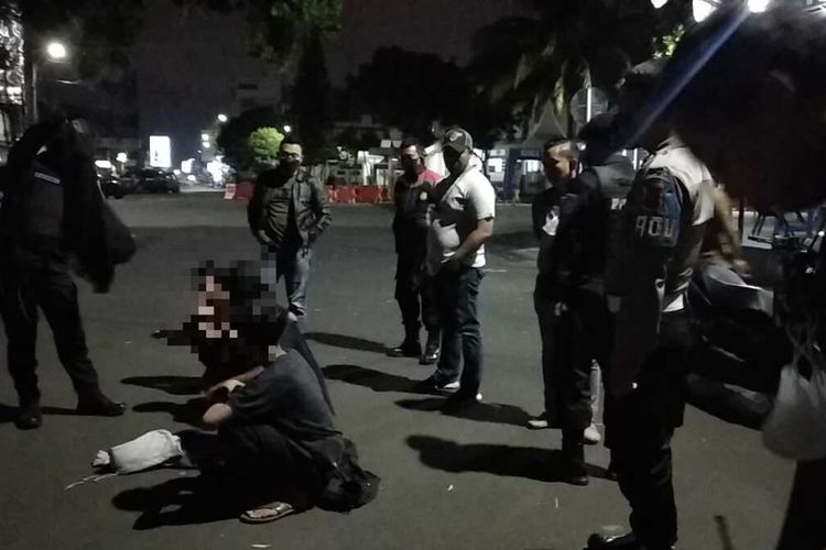 Tim Maung Galunggung Polresta Tasikmalaya mengamankan empat pemuda mabuk yang mengendarai motor ugal-ugalan di Jalan Cimulu, Kota Tasikmalaya, Senin (20/9/2021) dini hari.