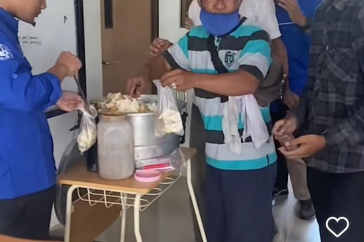 Tangkapan layar video yang diunggah akun Instagram @undercover.id. saat para mahasiswa mengambil siomay. Para mahasiswa ini ditraktir makan siomay oleh dosenya bernama Herka Maya Jatmiko. Dosen Fakultas Ilmu Keolahragaan dan Kesehatan (FIKK) Universitas Negeri Yogyakarta (UNY) mentraktir mahasiswanya agar kembali semangat mengikuti perkuliahan.