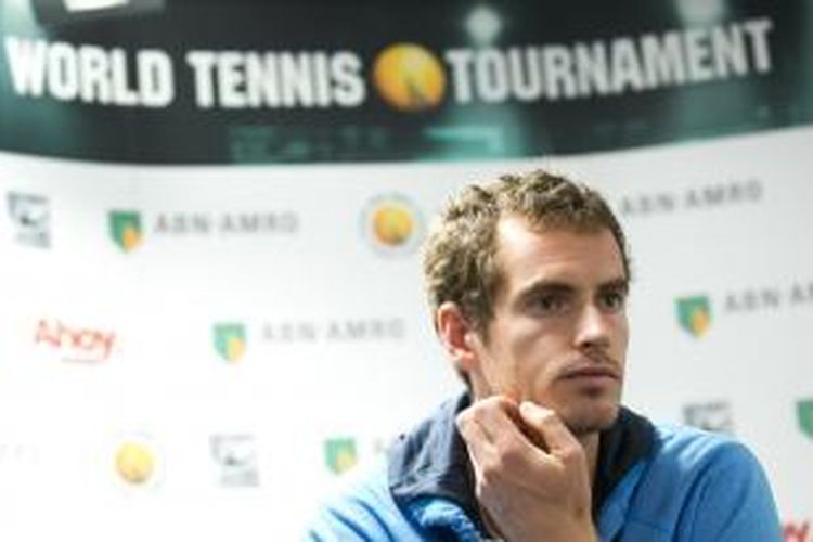 Petenis Inggris Andy Murray memberikan keterangan pada konferensi pers jelang turnamen di Rotterdam, Senin (10/2/2014).