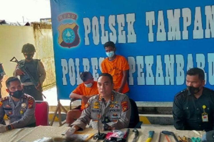 Dua pelaku perampokan saat diamankan di Polsek Tampan, Pekanbaru, Riau, Kamis (11/11/2021).