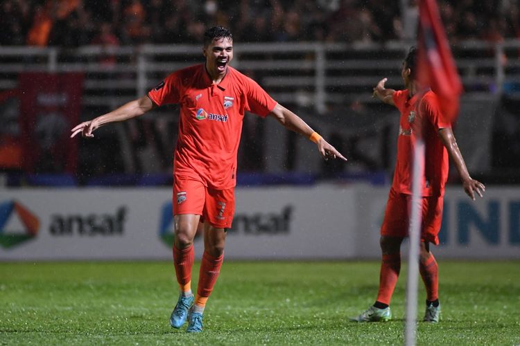 Pemain asing Borneo FC Matheus Pato selebrasi seusai menjebol gawang PSS Sleman saat pertandingan semifinal leg kedua Piala Presiden 2022 yang berakhir dengan skor 4-0 di Stadion Segiri Samarinda, Senin (11/7/2022) malam.