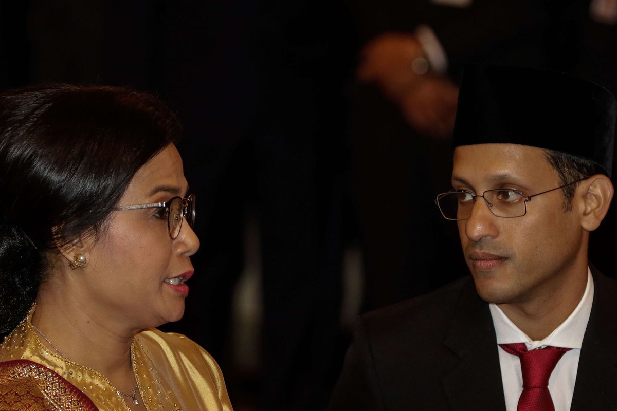 Menteri Pendidikan dan Kebudayaan, Nadiem Makarim dan Menteri Keuangan, Sri Mulyani saat pelantikan menteri-menteri Kabinet Indonesia Maju di Istana Negara, Jakarta, Rabu (23/10/2019). Presiden RI Joko Widodo mengumumkan dan melantik menteri-menteri Kabinet Indonesia Maju.