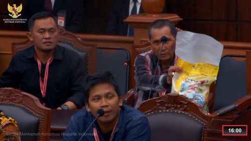 Momen Unik Saksi di Sidang Sengketa Pilpres: Bawa Karung Beras Berlogo Prabowo-Gibran, Minta Tak Banyak Ditanya