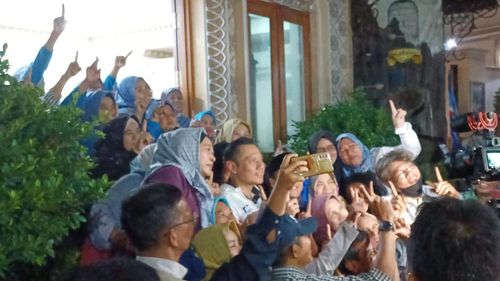 Blusukan, AHY Nyanyi Dangdut Bareng Warga di Condet