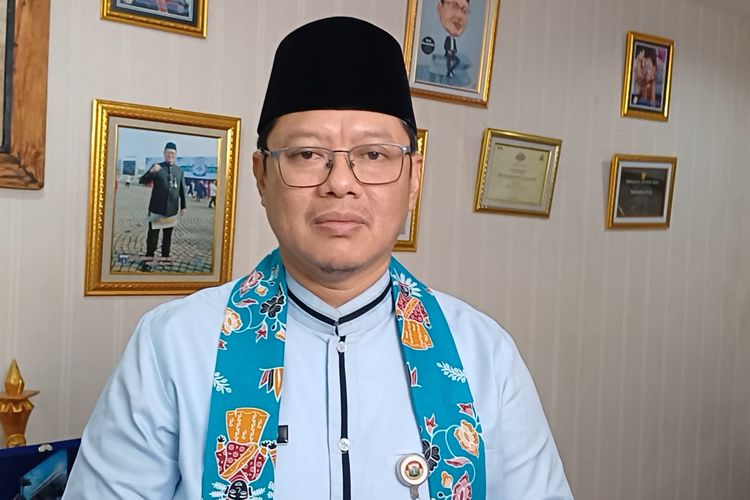 Kepala Dinas Kependudukan dan Pencatatan Sipil DKI Jakarta Budi Awaludin saat diwawancarai, Jumat (5/4/2024).