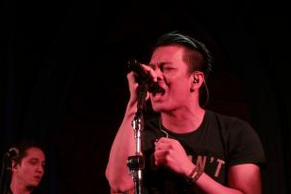 Vokalis band NOAH, Ariel, tampil dalam peluncuran single kedua album Second Chance, Seperti Kemarin, di EGO Ultra Lounge, X2 Complex, Plaza Senayan, Jakarta Pusat, Jumat (21/11/2014).