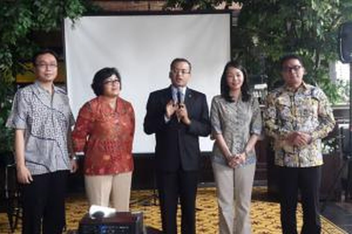 Presiden Direktur GM Indonesia yang baru, Gaurav Gupta (tengah), saat bertemu dengan para perwakilan media, di Jakarta, Jumat (6/8/2015). 