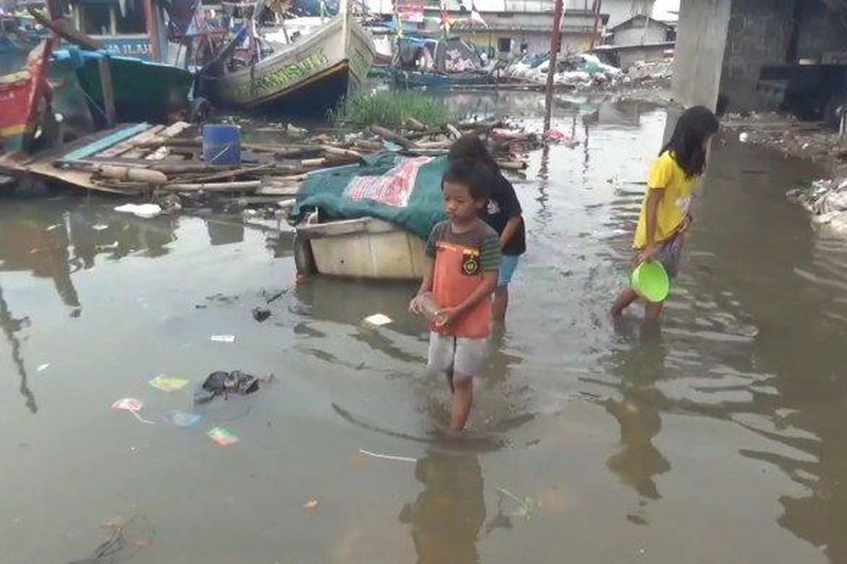 Banjir merendam permukiman warga kampung nelayan Muara Angke, Penjaringan, Jakarta Utara, Kamis (30/11/2023). 