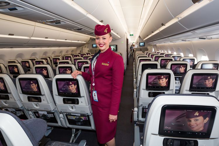 Kru kabin Qatar Airways berpose di dalam pesawat Airbus A350. Qatar Airways kembali menjadi maskapai terbaik dunia pada 2022 versi AirlineRatings.com.