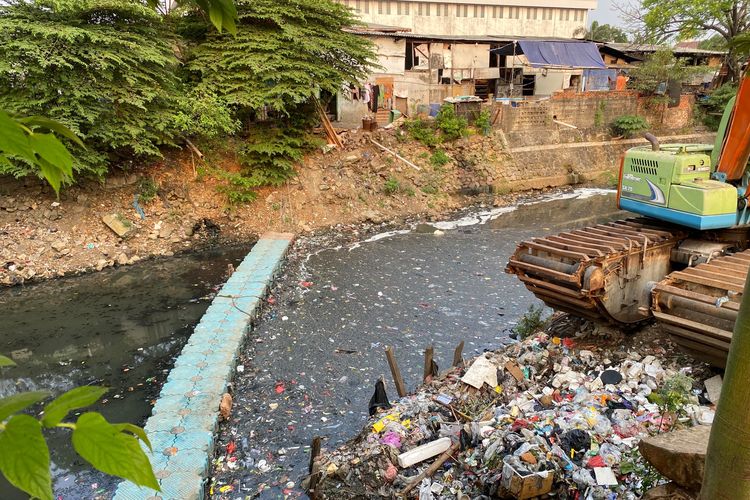 Bersih Sesaat, Kotor Kembali: Kisah Sampah yang Tak Pernah Selesai di Sungai Jakarta