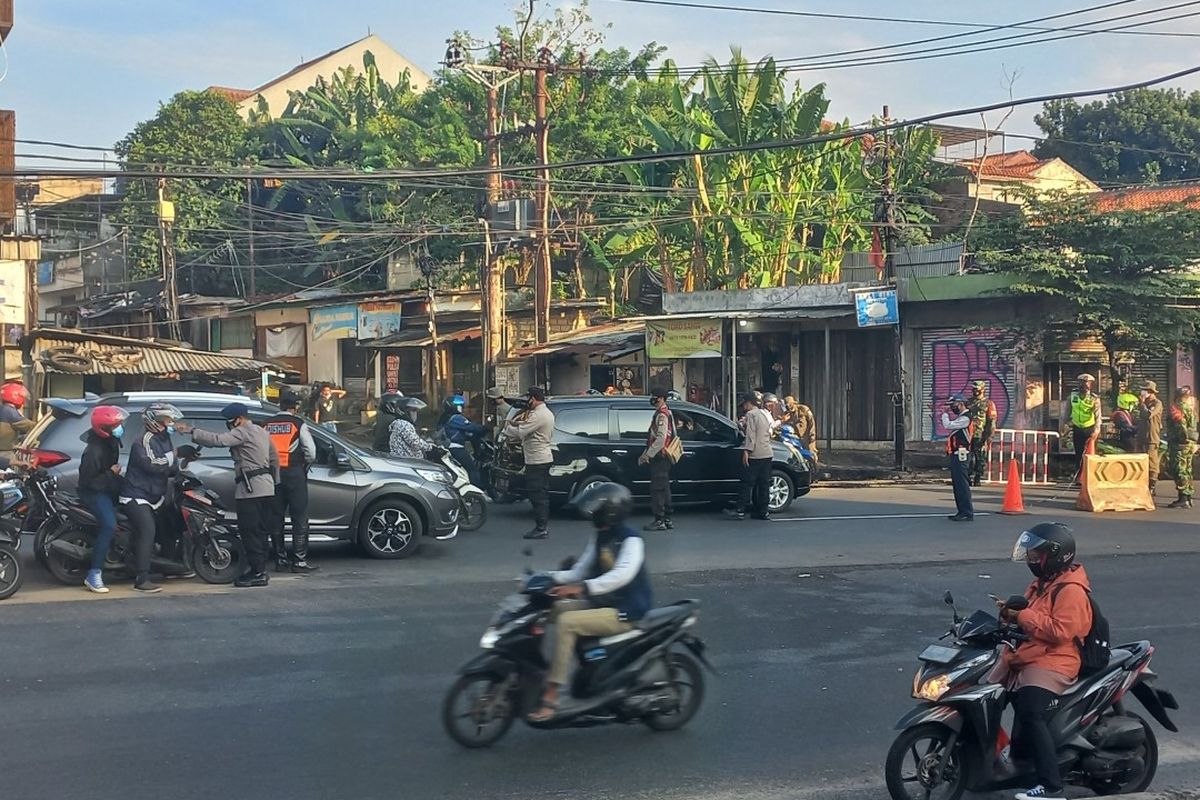Petugas gabungan lakukan penyekatan di Jalan Raya Jakarta - Bogor, perbatasan wilayah Tangerang Selatan - Jakarta, Selasa (13/7/2021).