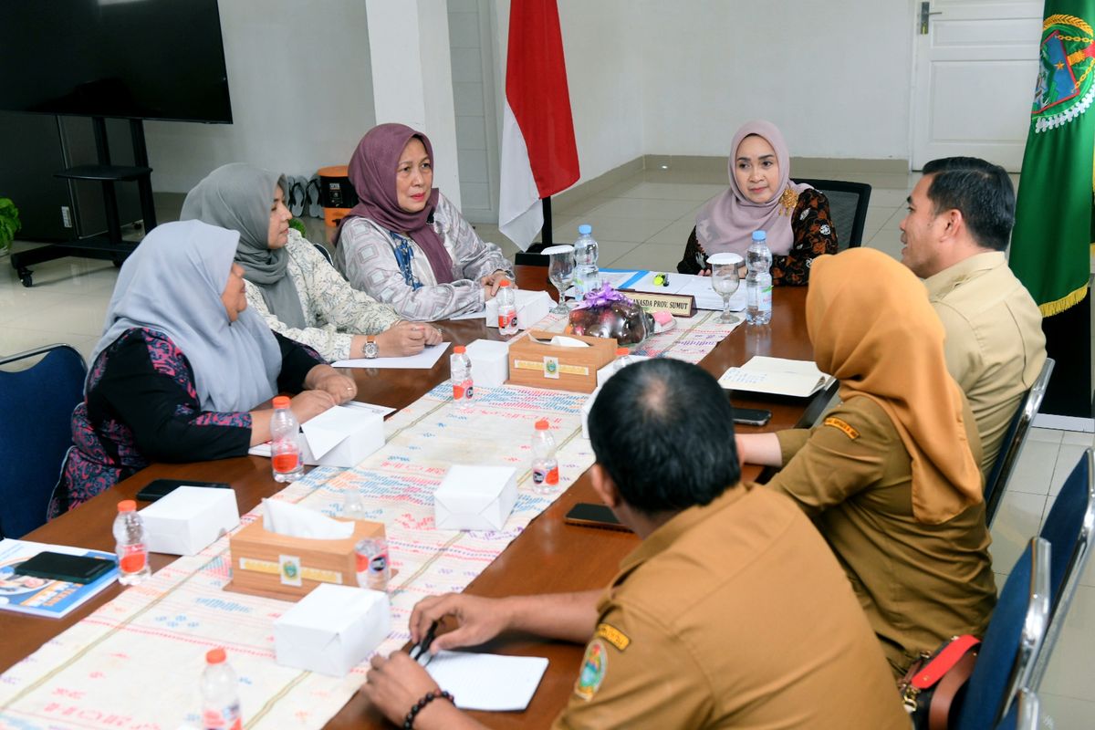 Pj Ketua Dekranasda Sumut Tyas Fatoni mengikuti Rapat Sosialisasi Program Pendidikan Kecakapan Wirausaha (PKW) yang diselenggarakan oleh Dekranas Pusat secara virtual dari Kantor TP PKK Sumut, Jalan Cik Ditiro, Medan, Selasa (16/7/2024). (Foto : Dinas Komunikasi dan Informatika Provinsi Sumut / Imam Syahputra)