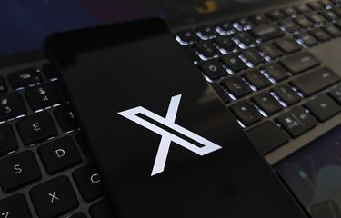 Ilustrasi logo X Twitter di smartphone Android