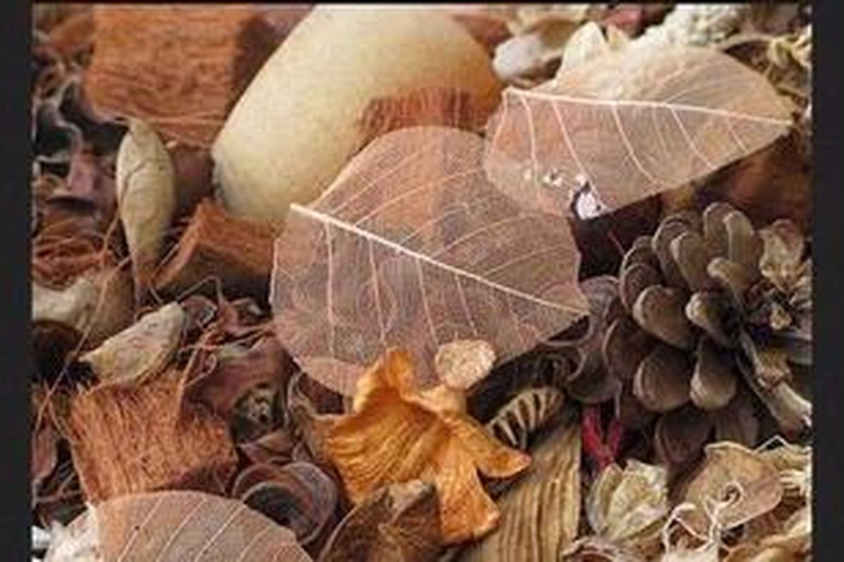 Untuk membuat wewangian alami berjenis simmer pot, Anda membutuhkan 2-4 sendok makan cengkeh, 2-4 kayu manis, 4 daun bay, setengah jeruk dan setengah lemon yang dipotong-potong.