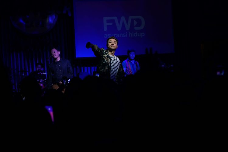 Mario Ginanjar, anggota termuda grup musik Kahitna terlihat bersemangat saat tampil di panggung Hard Rock Cafe, Jakarta, Senin malam (20/1/2020) dalam rangkaian acara WD Unstoppable Music dari PT PT FWD Life Indonesia.
