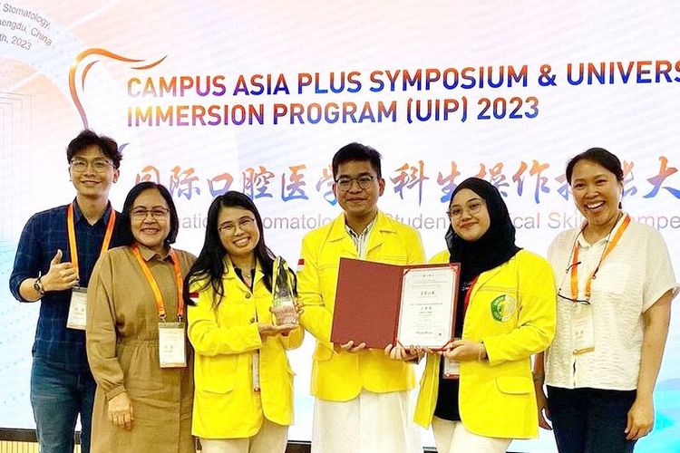 Tim mahasiswa Fakultas Kedokteran Gigi Universitas Indonesia (FKG UI) berhasil menembus Top 3 pada ajang International Stomalogical Students Clinical Skill Competition 2023 yang berlangsung di China pada 25 Juni hingga 09 Juli 2023.

