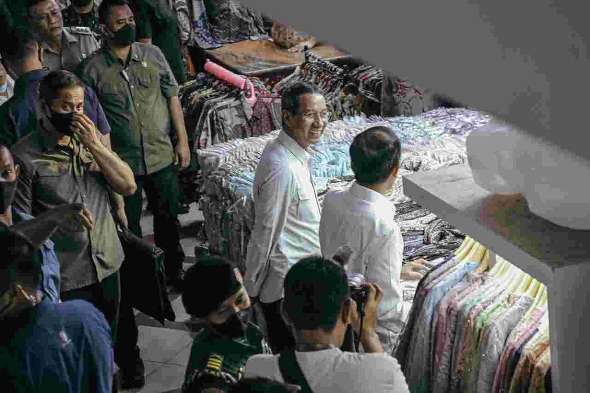 Penjabat (Pj) Gubernur DKI Jakarta Heru Budi Hartono mendampingi Presiden Joko Widodo (Jokowi) saat meninjau Blok A Pasar Tanah Abang, Kebon Kacang, Tanah Abang, Jakarta Pusat, Senin (2/12/2023).