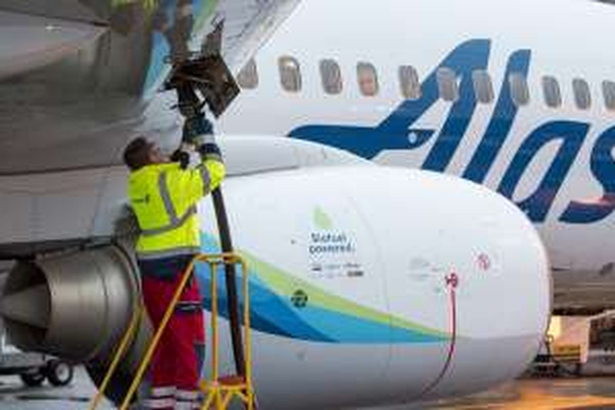 Alaska Airlines terbang dengan bahan bakar hayati yang dibuat dari limbah kayu sisa penebangan hutan.