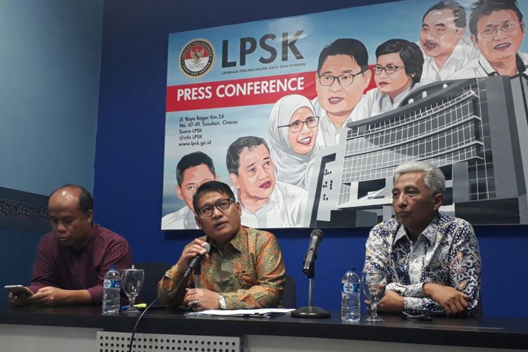 Ketua Lembaga Perlindungan Saksi dan Korban (LPSK) Abdul Haris Semendawai (tengah), Direktur Migrant Care Wahyu Susilo (kiri foto) dan Sekretaris Utama BNP2TKI Hermono (kanan foto), Kamis (5/4/2018).