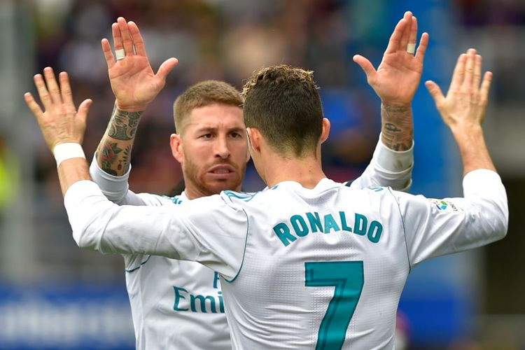 Cristiano Ronaldo bersama Sergio Ramos merayakan gol Real Madrid ke gawang Eibar pada pertandingan La Liga Spanyol di Stadion Ipurua, Sabtu (10/3/2018). 