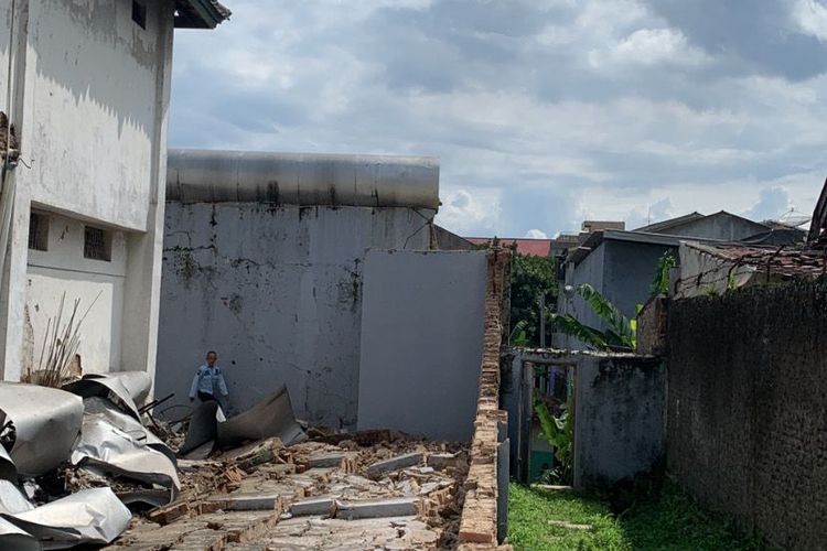 Tembok di Pos 3 Lapas Kelas II B Cianjur, Jawa Barat roboh imbas gempa magnitudo 5,6 yang mengguncang wilayah tersebut dan sekitarnya kemarin, Senin (21/11/2022).