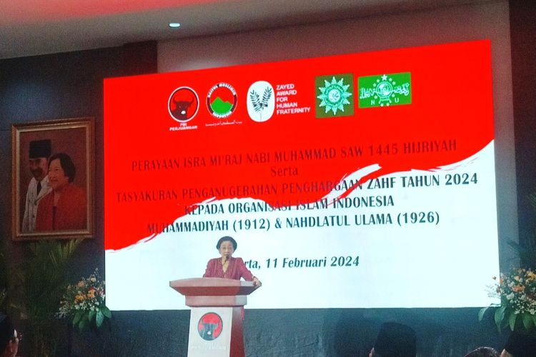Ketua Umum PDI Perjuangan, Megawati Sukarnoputri saat menyampaikan pidato pada peringatan Isra Mi’raj di Masjid At Taufiq, Lenteng Agung, Jakarta Selatan, Minggu (11/2/2024).