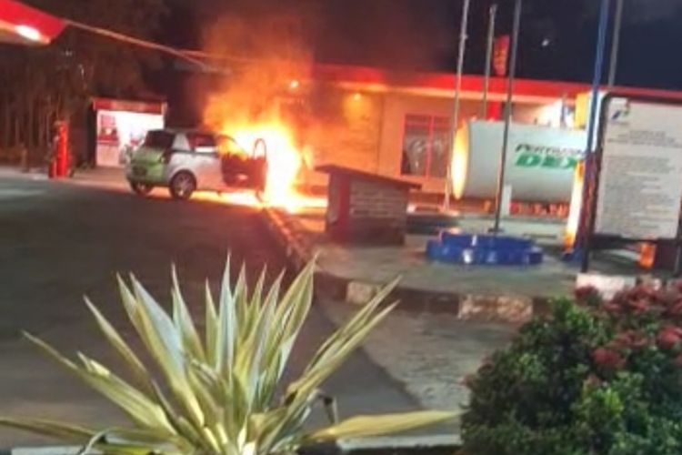 Sebuah mobil Suzuki Swift tiba-tiba meledak dan terbakar di sebuah SPBU Mangkubumi Jalan AH Nasution Kecamatan Mangkubumi Kota Tasikmalaya, Jawa Barat, Kamis (1/6/2023).