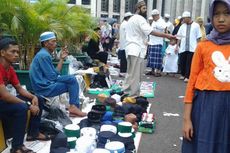 Puluhan Pedagang Padati Masjid Istiqlal Usai Shalat Id