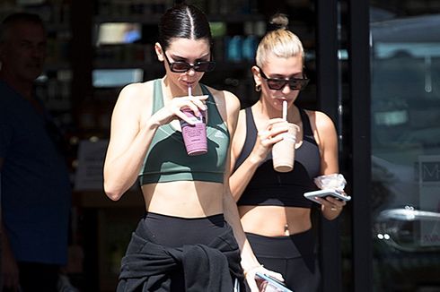 Hailey Baldwin dan Kendall Jenner Pamer Perut dalam Tampilan Identik