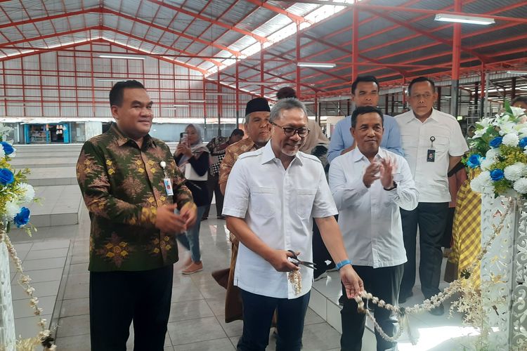 Menteri Perdagangan Zulkifli Hasan saat meresmikan Pasar rakyat Cepu Induk, Minggu (21/1/2024). 