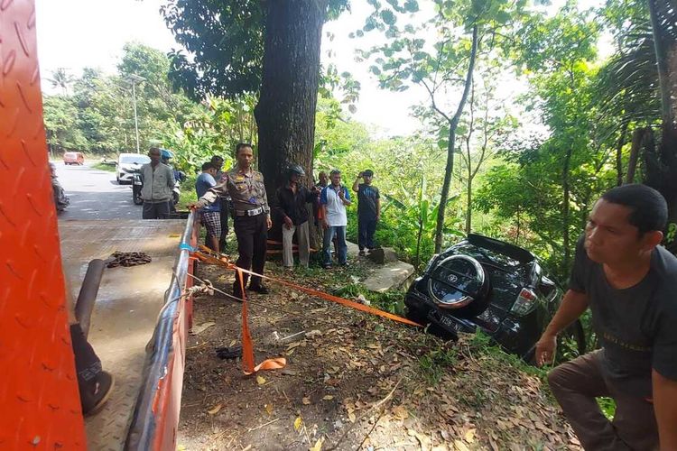 Dua kejadian keluarga menumpangi motor dan mobil masuk jurang selama dua hari terakhir di wilayah Kota Tasikmalaya, Jawa Barat. 1 korban seorang nenek yang dibonceng motor meninggal dunia, Senin (16/1/2023).