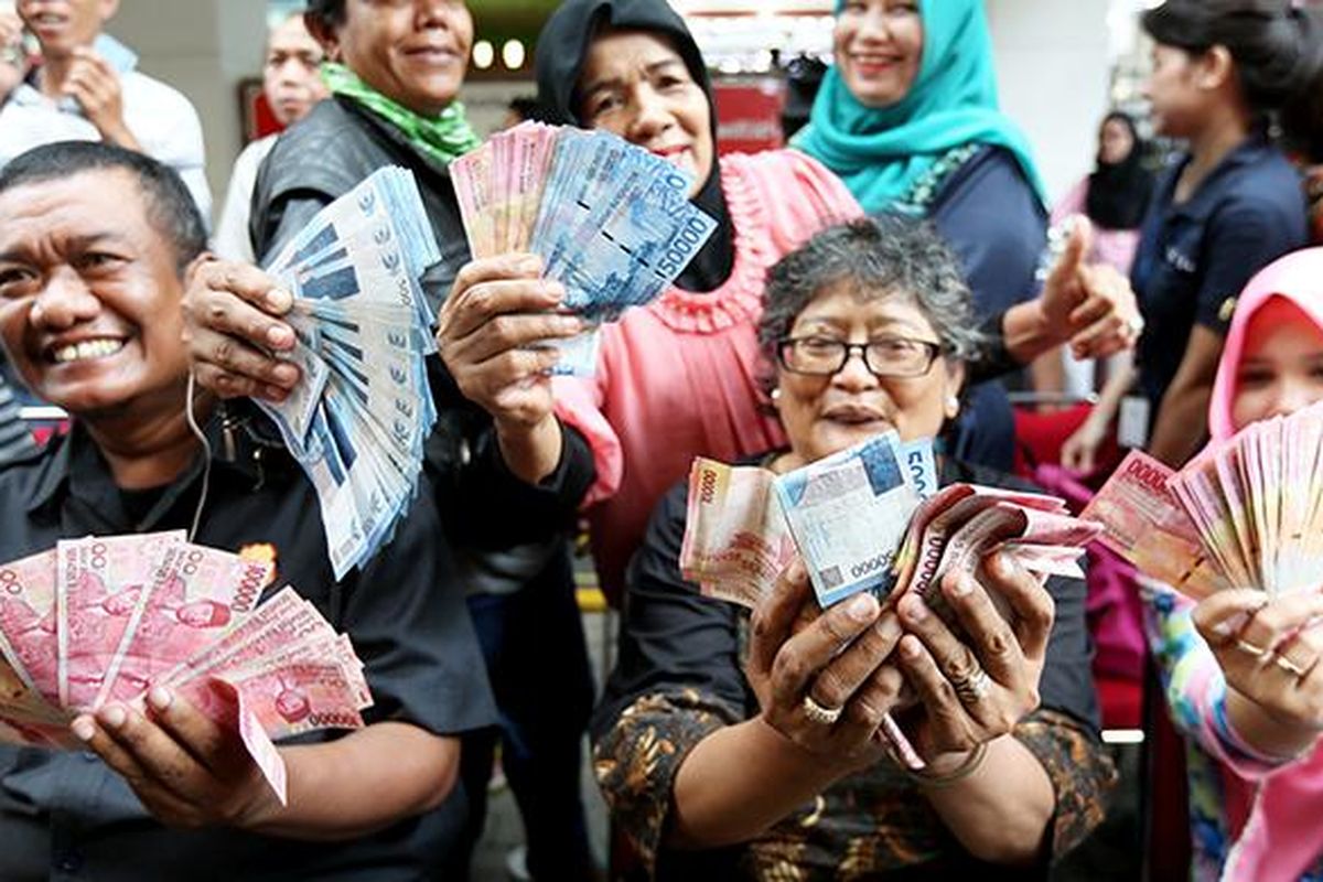 Warga antusias untuk menukarkan mata uang rupiah desain lama dengan mata uang rupiah Negara Kesatuan Republik Indonesia (NKRI) tahun emisi 2016 di Blok M Square, Jakarta, Senin (19/12/2016). Bank Indonesia resmi meluncurkan uang NKRI tahun emisi 2016 dengan menampilkan 12 pahlawan nasional yakni 7 uang rupiah kertas dan dan 4 uang rupiah logam.